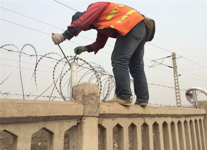 刀片刺繩按裝 刀片刺繩按裝