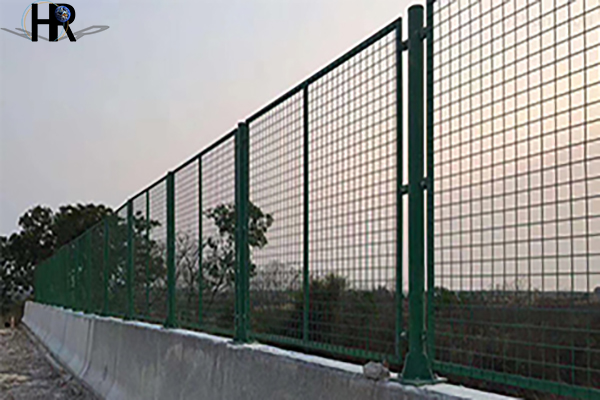 刀片刺繩對鐵路安全防護(hù)的作用 刀片刺繩對鐵路安全防護(hù)的作用