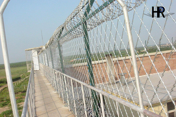 草原牧區(qū)不銹鋼刺繩圍欄網(wǎng)應(yīng)用 草原牧區(qū)不銹鋼刺繩圍欄網(wǎng)應(yīng)用